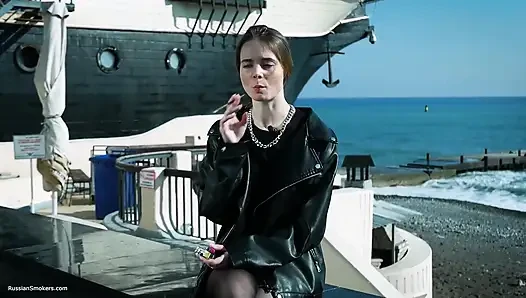 Genç Rus kadın açık havada sigara içiyor