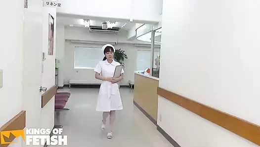 Kirli hemşire doktorunu baştan çıkardıktan ve amını siktirdikten sonra bir hastayı emiyor