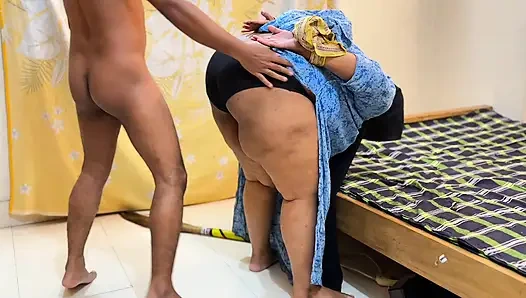 Rol oyunu: üvey anne ve üvey oğlu baba evde yokken rol oyunu sekse başlıyor - sahte bağlı eller ve sert sikiş