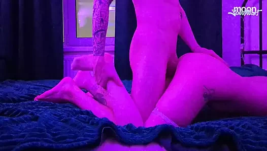 Sürtük kaltak bir partide sikişirken zevkle çığlık atıyor ve yemin ediyor - Rusça konuşma pornosu