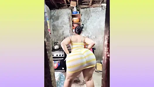 Büyük götlü kadın çizgili elbisesiyle dans ediyor