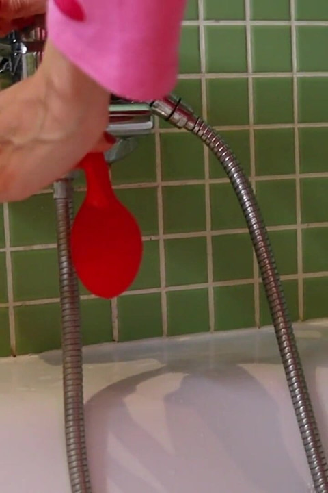 Köpük banyosunda ve balonda pembe pijamalar