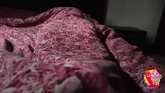 Ateşli ladymuffin erotik bir rüya görür ve iyi mastürbasyon yapıyor