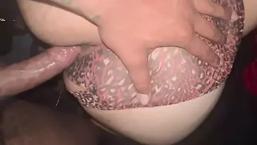 Ateşli latin neredeyse büyük zenci yarağıyla götünü kırıyor, sıkı götüne bir sürpriz alıyor ve sonra şişman amcığı dölle doluyor