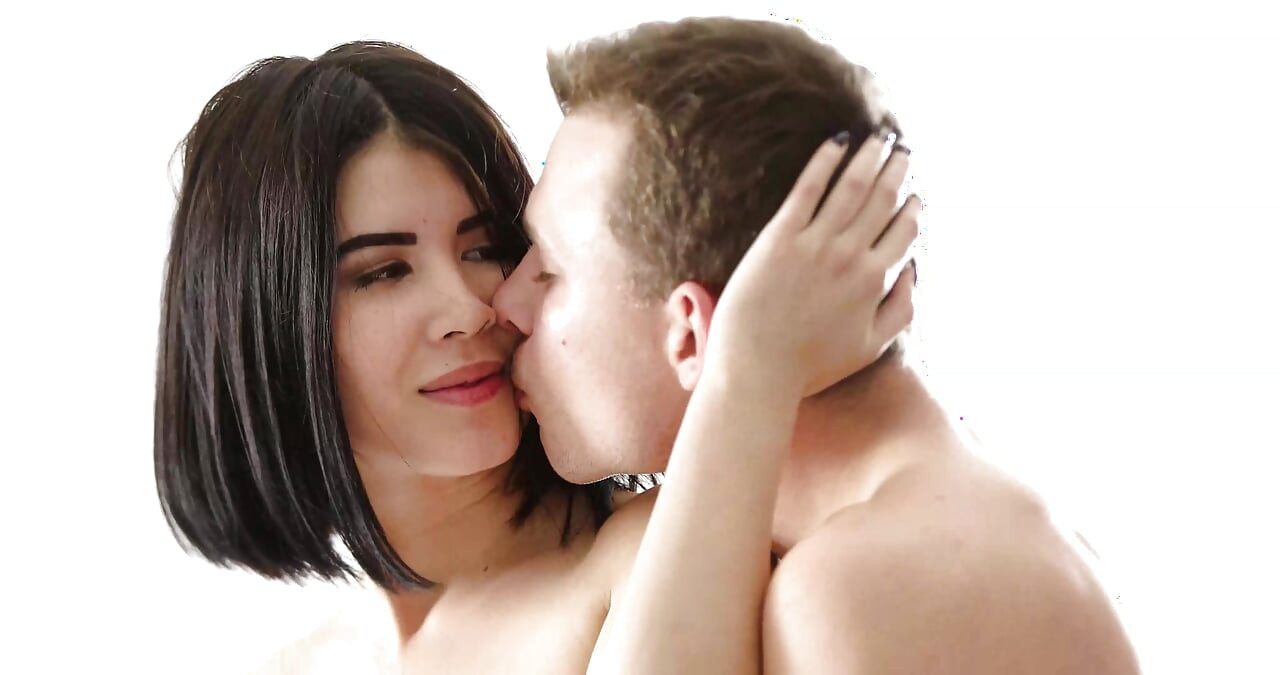 Oral seks ve sert sikiş! Ateşli orta yaşlı seksi kadın daha fazlasını istiyor!