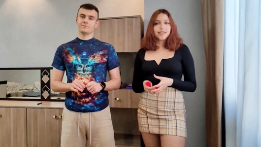 Seksi bir kızıl saçlı ile striptiz dart oyunu