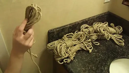 Kostümlü sapık kızlar yerde birbirlerini memnun etmek için oyuncak kullanıyor