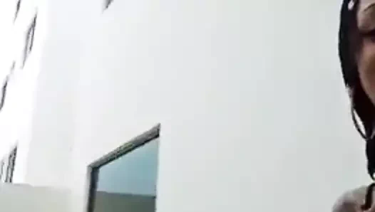 Arkadaşlar yarak emiyor