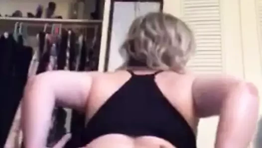 Kik üzerinde kalın beyaz kız