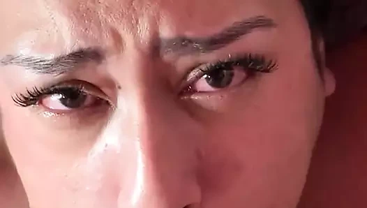 Yarağımdaki sürtüğün ağzına boşalıyor ve boğazına boşalıyor