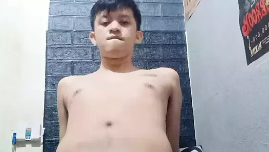 Dildoyla kendimi sikiyorum ve boşalana kadar mastürbasyon yapıyorum