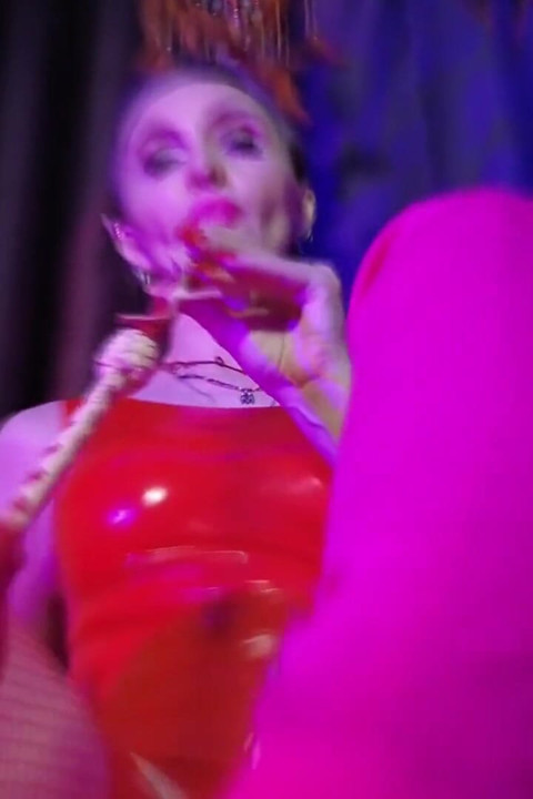 Kırmızı lastik kadın egemenliği sahibe yalnız fetiş dominatrix eva lateks bdsm büyük götlü orta yaşlı seksi kadın