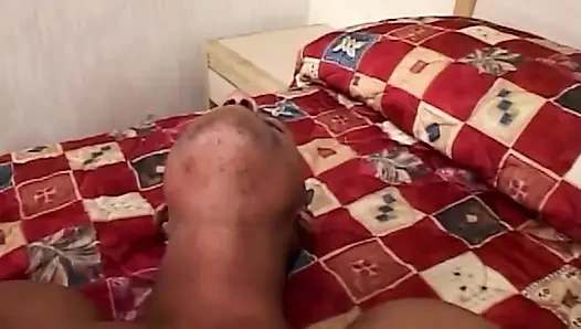Kalın esmer orta yaşlı seksi kadın arkadan büyük zenci yarağını alıyor ve sonra yutuyor