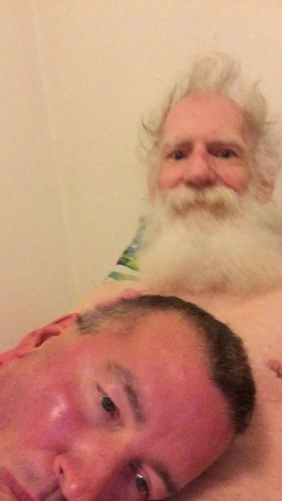 Bir çocuğa kendini emerken izlemeyi öğretmek