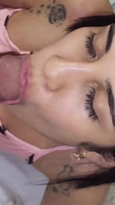 Derin gırtlağa kadar sertçe sikişen en iyi arkadaşım ağzında çok dölle bitiyor | Klip 1