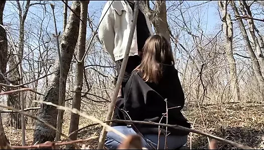 Fahişeyi ormana götürdü ve onu becerdi