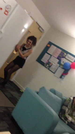 İngiliz uni kız siyah tayt içinde dans