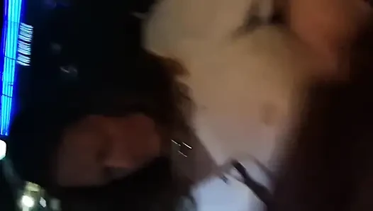 Erkek Arkadaşım Izlerken Arabada Islak Amcığımla Oynuyorum - Amatör Çift Eğlencesi.