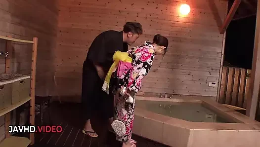 Ateşli Asyalı kadınla buharlı sauna sert dölleniyor