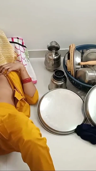 Bartan lelo bahut Shasta hai nahi to muze ake chodo | Bölüm 1