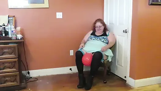 Hemşire Vicki mini etekli lastik bir topla, seksi çoraplarla ve yüksek topuklu mini çizmelerle oynuyor