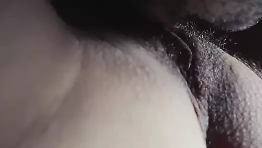 Bu orta yaşlı seksi kadın boşalana kadar mini etekli yalıyorum