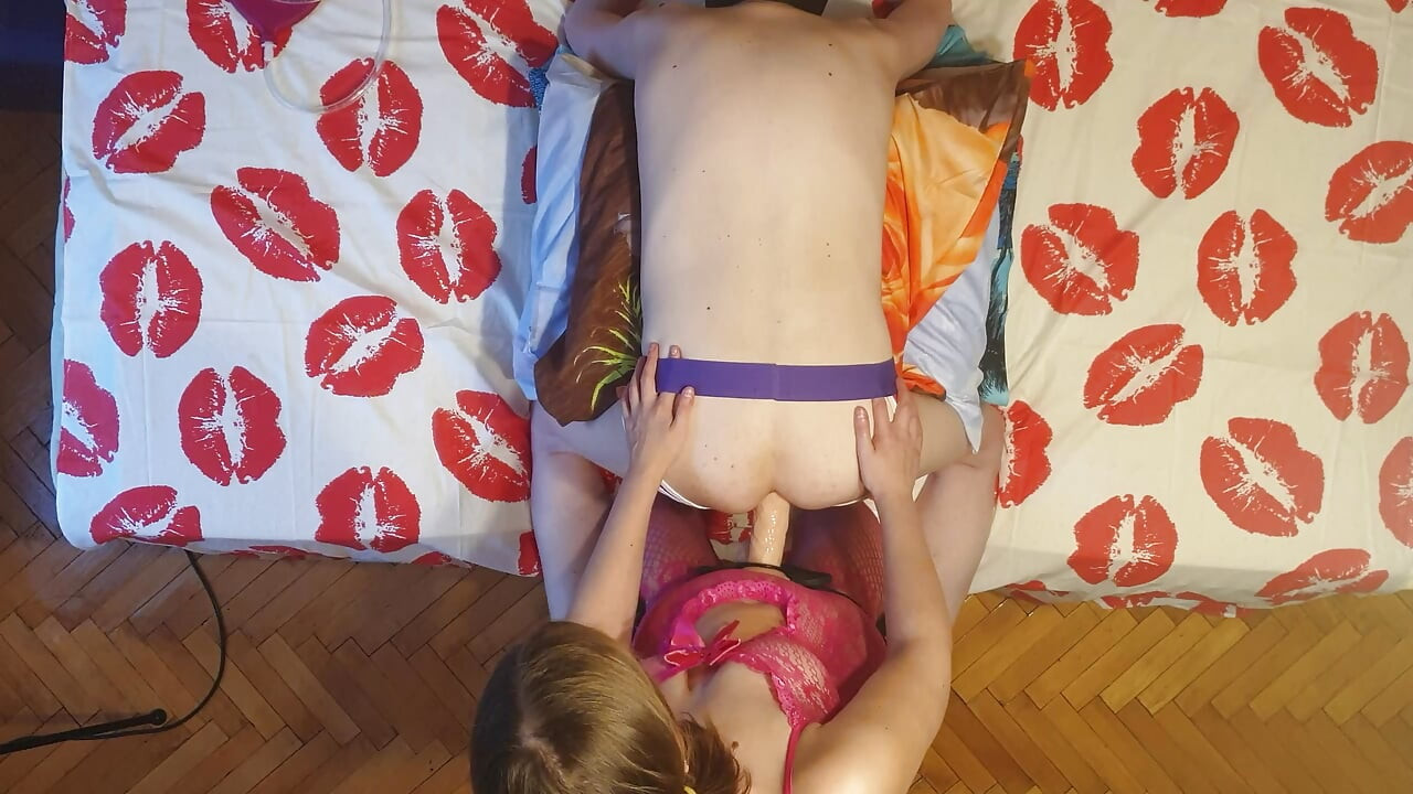 Anastasia sahibe dominant evli kadın ezik kocasıyla bdsm yapıyor ve aşağılıyor takma
