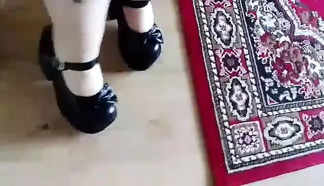 Черные готические каблуки дома