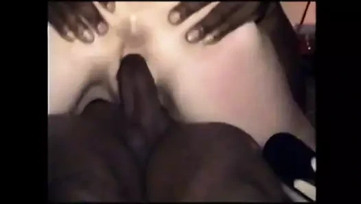 Cuckold'un karısı onun siyah horoz isteklerini kabul ediyor