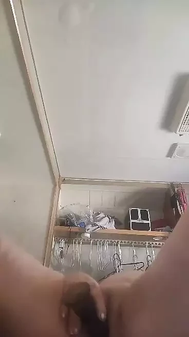 Evde tek başına kocasını bekliyor.