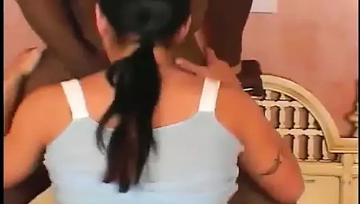 Sürtük iki yarakla sikişiyor