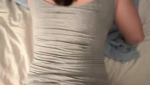 Pawg ev hanımı yanaklarını tangayla sikmeyi seviyor