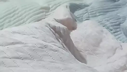 Üvey annenin büyük göğüsleri harika ve sana meme uçlarını yalatıyor