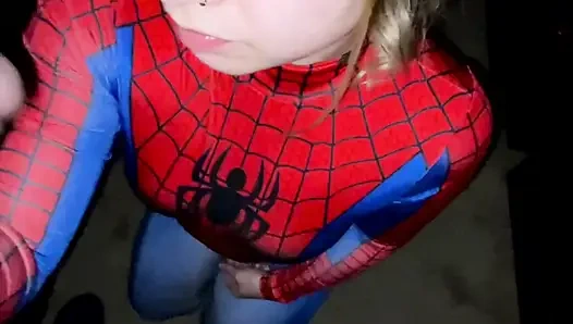 Spidey kadın kostümlü sekste büyük siyah yarağı alıyor