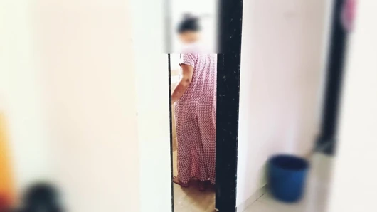 Gas cylinder delivery boy had sex with Rhea Bhabhi