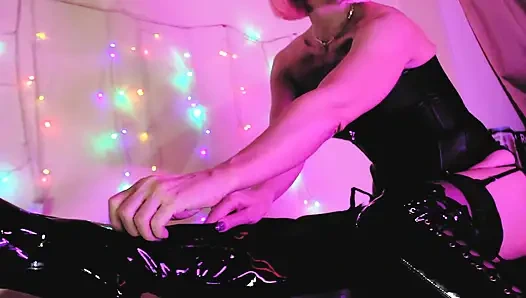 Sahibe pembe eva lateks fetiş tanrıçası orta yaşlı seksi kadın dominatrix deri çizmeler