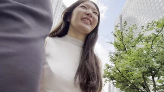 Saf ve adil tenli bir evli kadın tutkulu evlilik dışı seks yapıyor. Gözleri açık ince kadın şehvetini gösteriyor