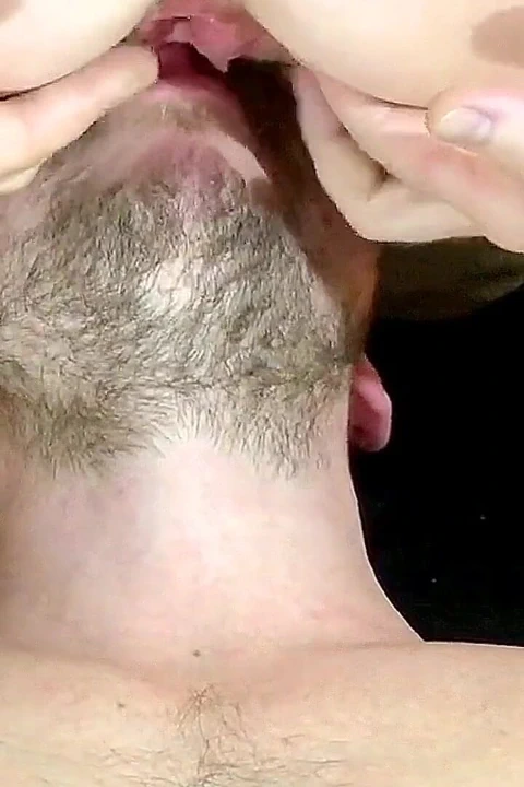 İçime mi boşaldin? Şimdi amcığımdan akan kendi dölünü tatmak zorunda kalacaksın