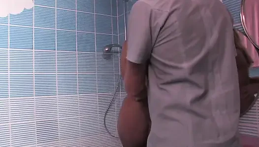 Bir profesyonel gibi emiyor ve biniyor