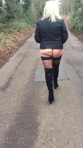 Eşi yürüyüşe çıktı