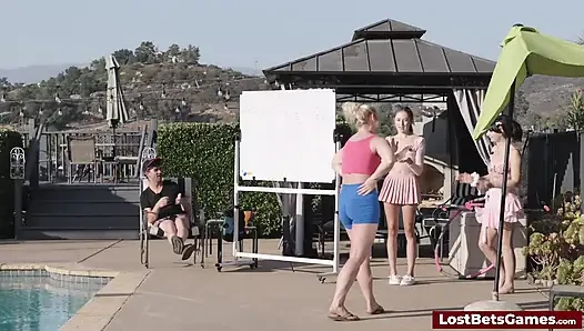 Reality TV kaosundan üç yarışmacıyla çılgın bir striptiz oyunu gösterisine