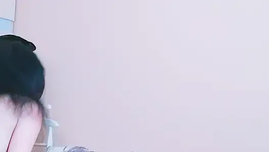 Seksi, olgun ve sıska bir model pornoda elini deniyor