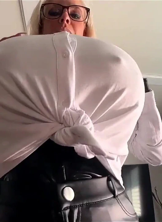 Azgın üvey annenin şimdi yarağa ihtiyacı var! Üvey anne şimdi bir yarak istediğinde, onu reddetmek imkansız.