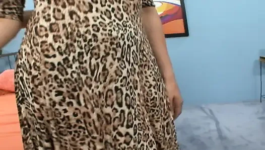 Büyük memeli orta yaşlı seksi kadın kocasının önünde amını siktiriyor