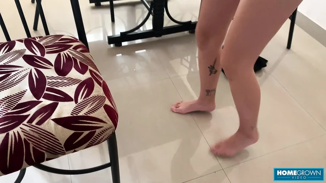 Sarışın kız sevgilisini derine alıyor bakış açısıyla yarak emiyor ve sikişiyor