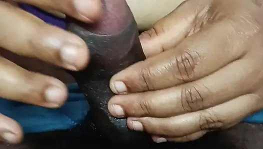 Mallu evli kadın büyük göğüslerini gösteriyor