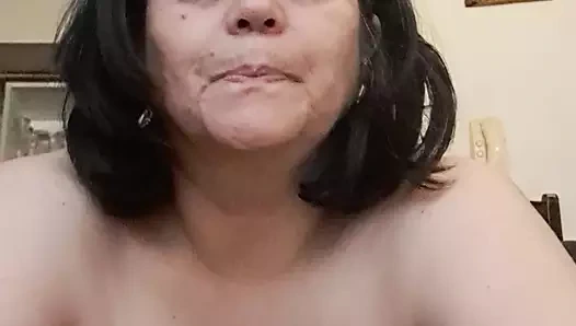 Orta yaşlı seksi kadın sabah ayakta çıplak yoga