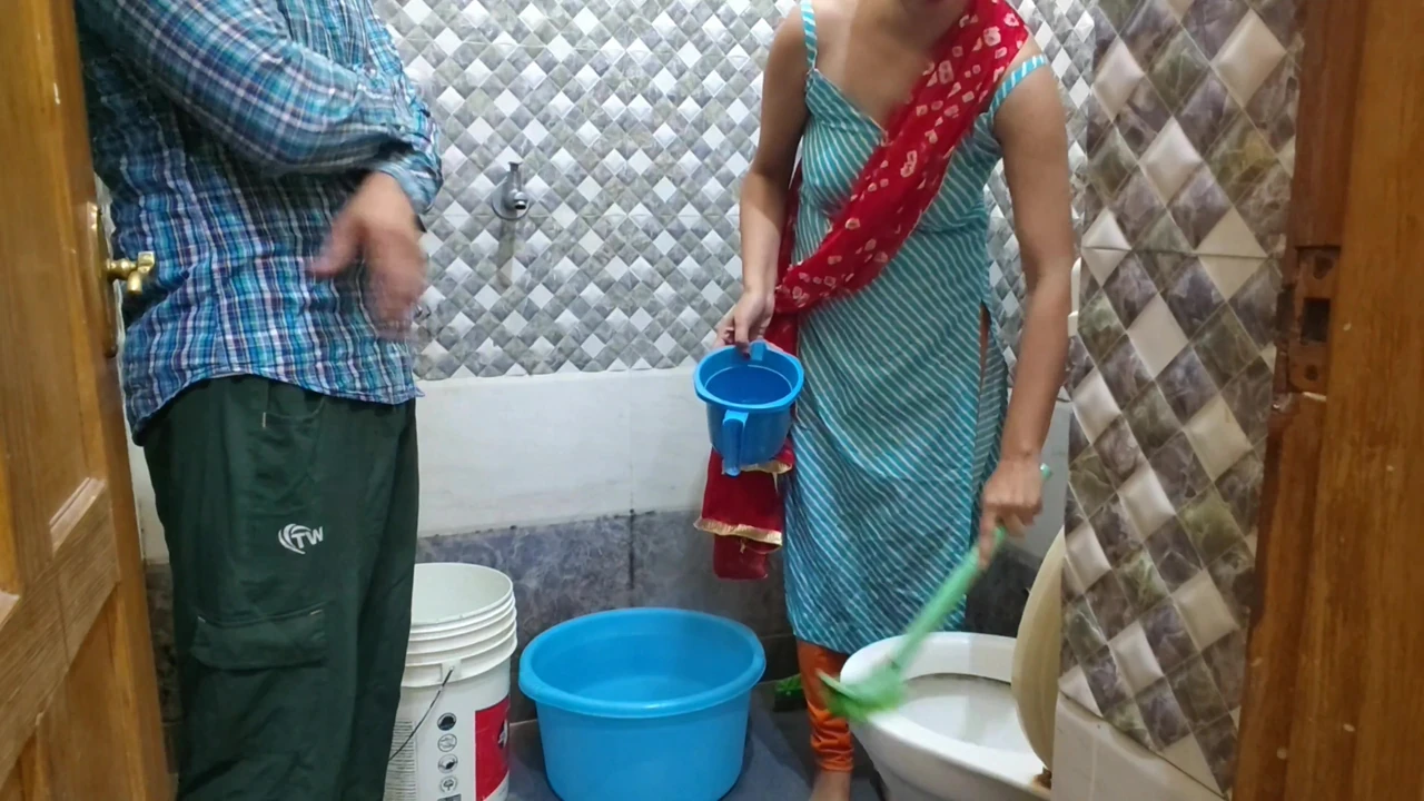 मेरी 18 साल की नौकर के साथ बाथरूम में चुदाई! उसके प्यारे चेहरे पर विशाल वीर्य शॉट 4k