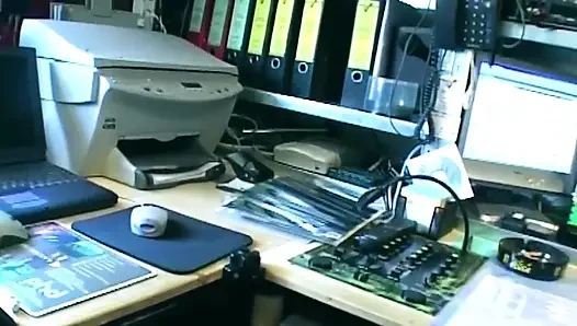 Kıvırcık esmer ofis sandalyesinde sert biniyor