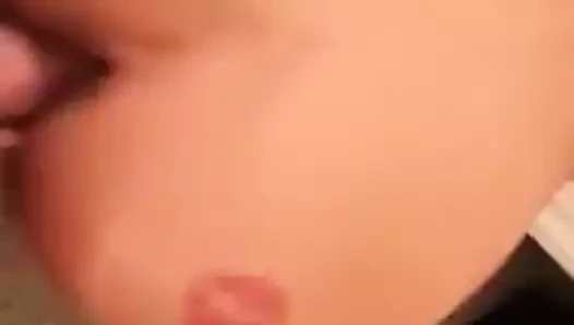 İrlandalı sarışın erkeğine bakıyor